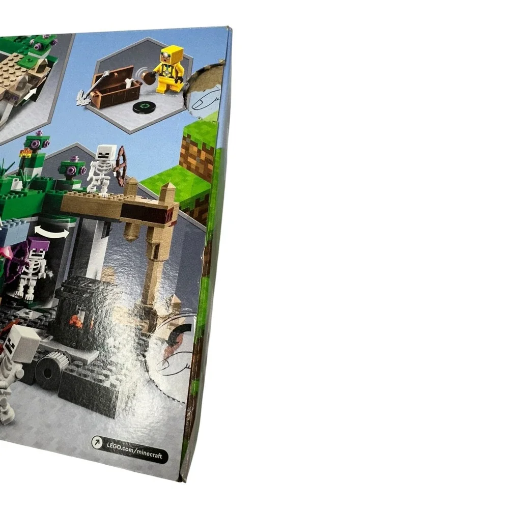 LEGO Minecraft The Skeleton Dungeon 21189 364 Pieces New Sealed Damaged Box